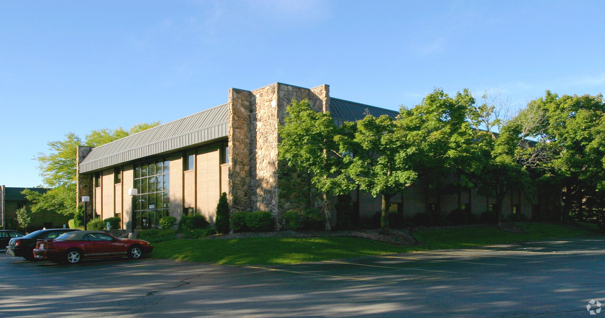 2515 N 124th St, Brookfield, WI for sale Primary Photo- Image 1 of 1