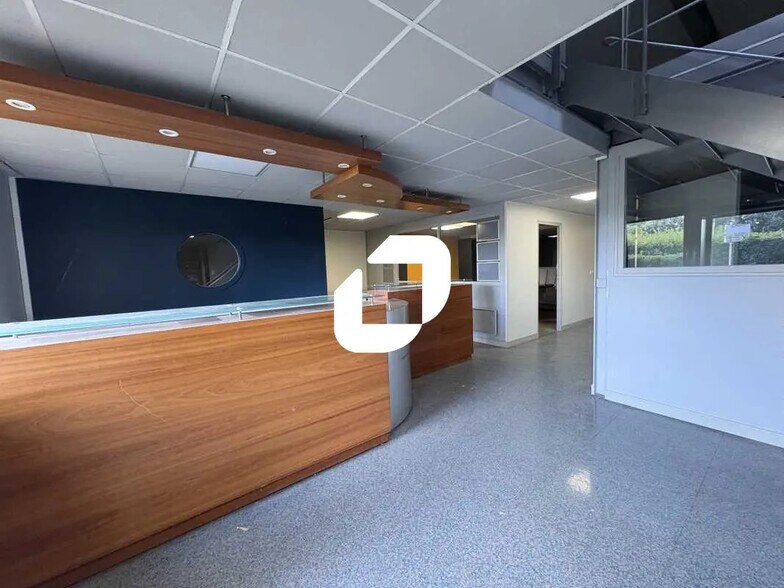 4 Rue Pablo Picasso, Magny-les-Hameaux for lease - Interior Photo - Image 3 of 22