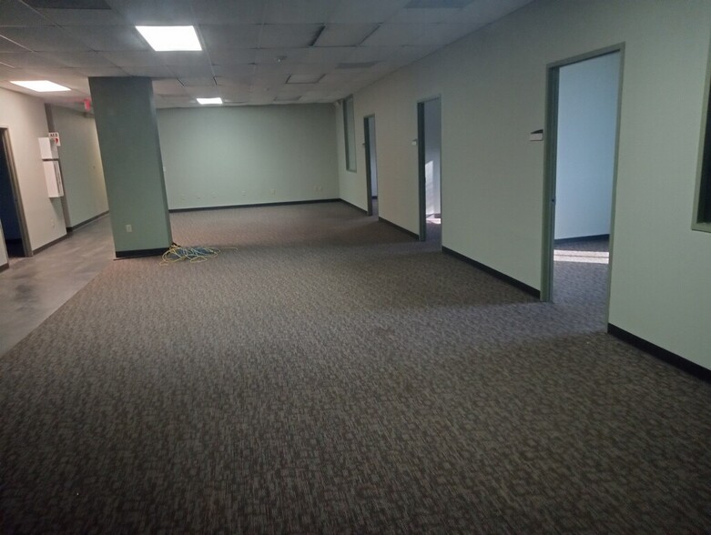 7135 Office City Dr, Houston, TX for lease - Building Photo - Image 3 of 13