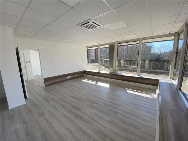 Office in Maisons-Alfort for lease - Interior Photo - Image 2 of 7