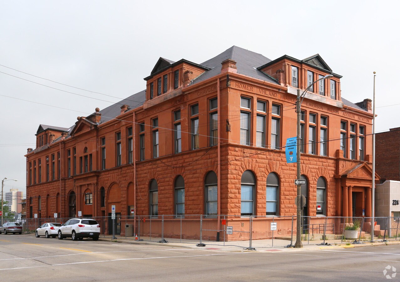 230 W Stephenson St, Freeport, IL 61032