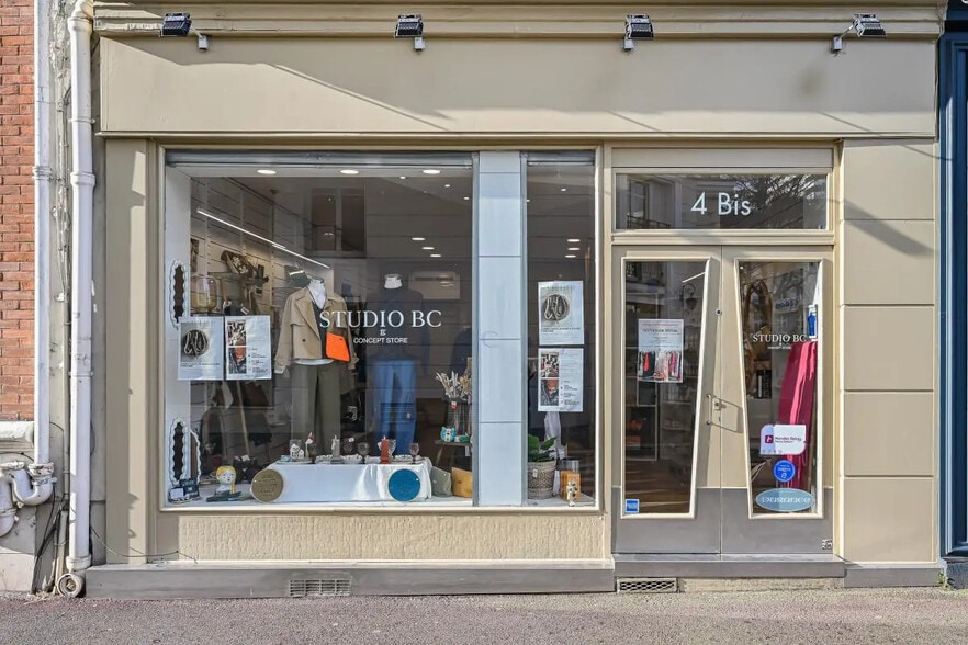 Retail in Issy-les-Moulineaux for lease - Building Photo - Image 1 of 5