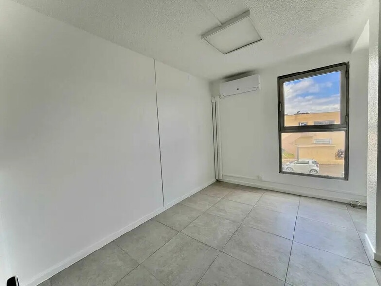 Office in Antibes for lease - Interior Photo - Image 3 of 3