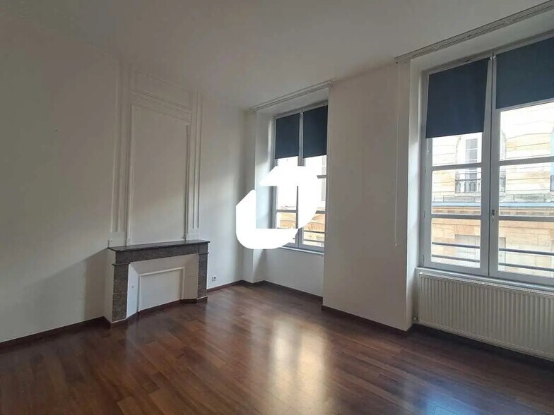 Office in Bordeaux for lease - Interior Photo - Image 2 of 16