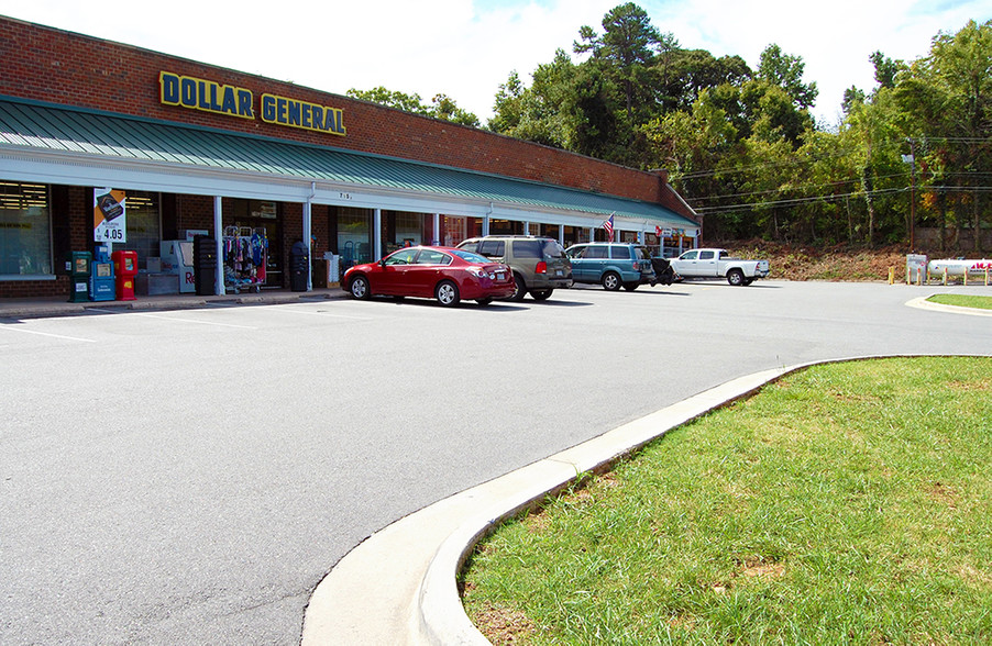 705-715 W Main St, Jamestown, NC for lease - Building Photo - Image 1 of 8