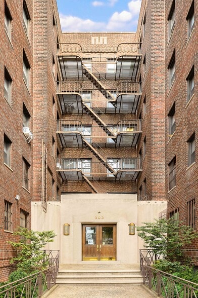 303 E 37th St, New York, NY for sale - Building Photo - Image 2 of 12