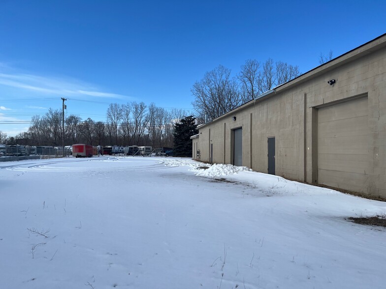 1663 E Hamlin Rd, Rochester Hills, MI for lease - Building Photo - Image 2 of 7