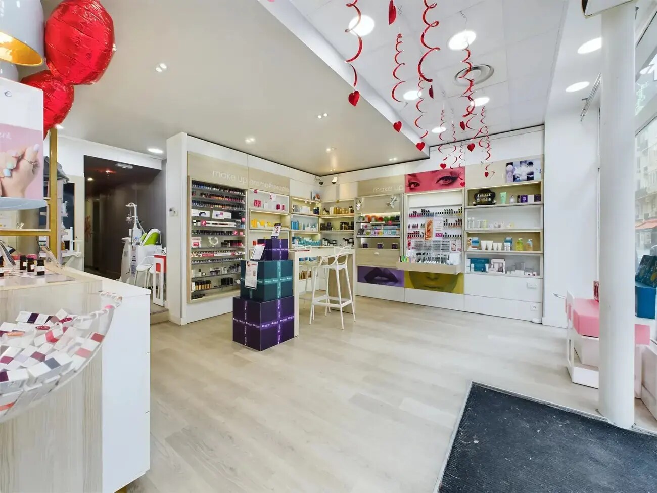 Retail in Paris for lease Interior Photo- Image 1 of 1