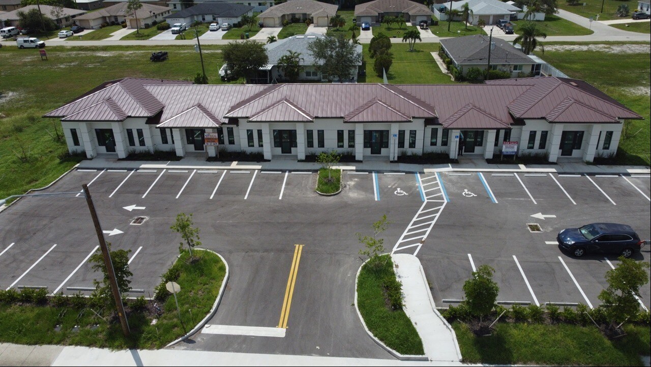 1624 SW Santa Barbara Pl, Cape Coral, FL for lease Primary Photo- Image 1 of 8