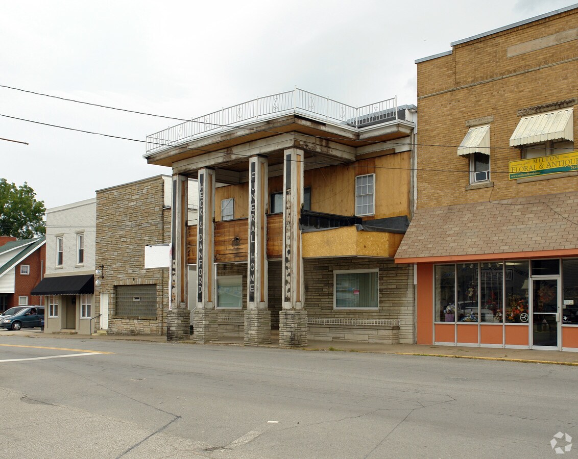 1007 Smith St, Milton, WV 25541