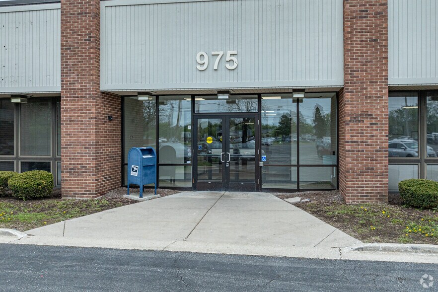 975 E Nerge Rd, Roselle, IL for lease - Building Photo - Image 2 of 5