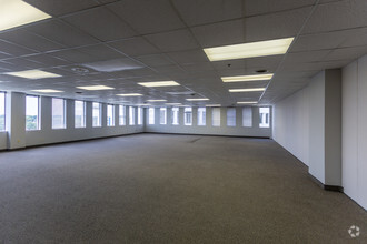 4005 NW Expressway, Oklahoma City, OK for lease Interior Photo- Image 1 of 4