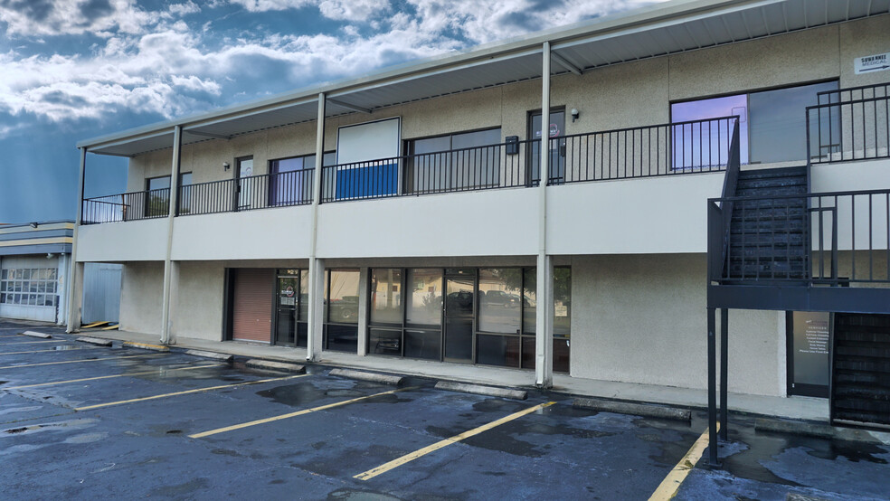 15 E Montgomery Cross Rd, Savannah, GA for lease - Primary Photo - Image 1 of 2