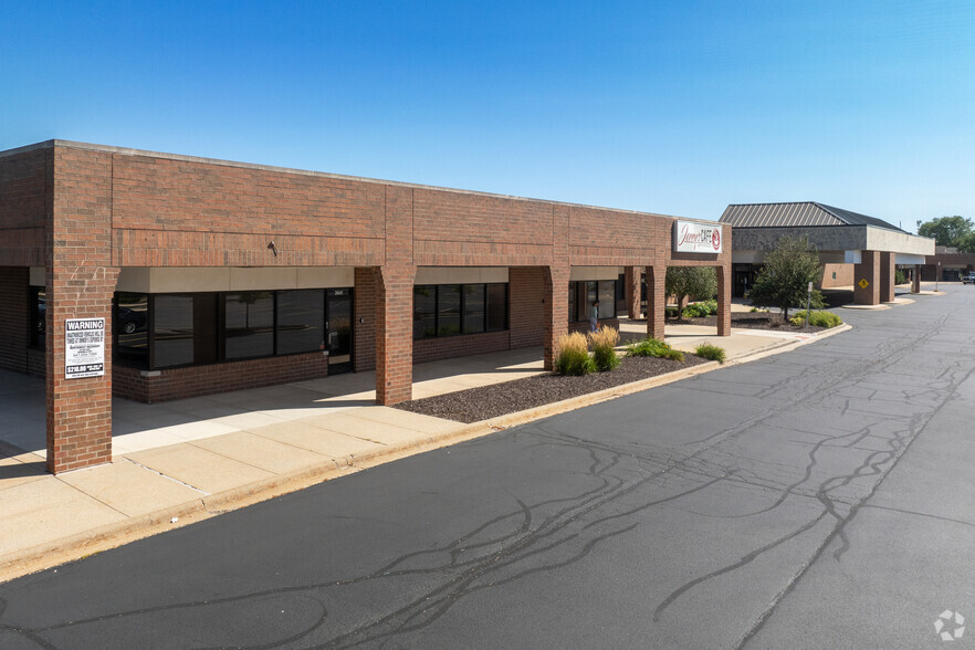 2579-2601 Mulford Rd N, Rockford, IL for lease - Building Photo - Image 3 of 27