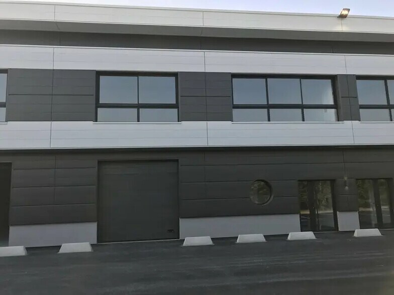 Flex in Les Pavillons-sous-Bois for lease - Building Photo - Image 2 of 2