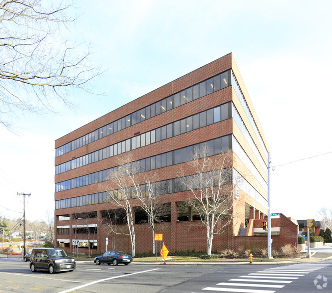 1281 E Main St, Stamford, CT for lease - Building Photo - Image 1 of 7