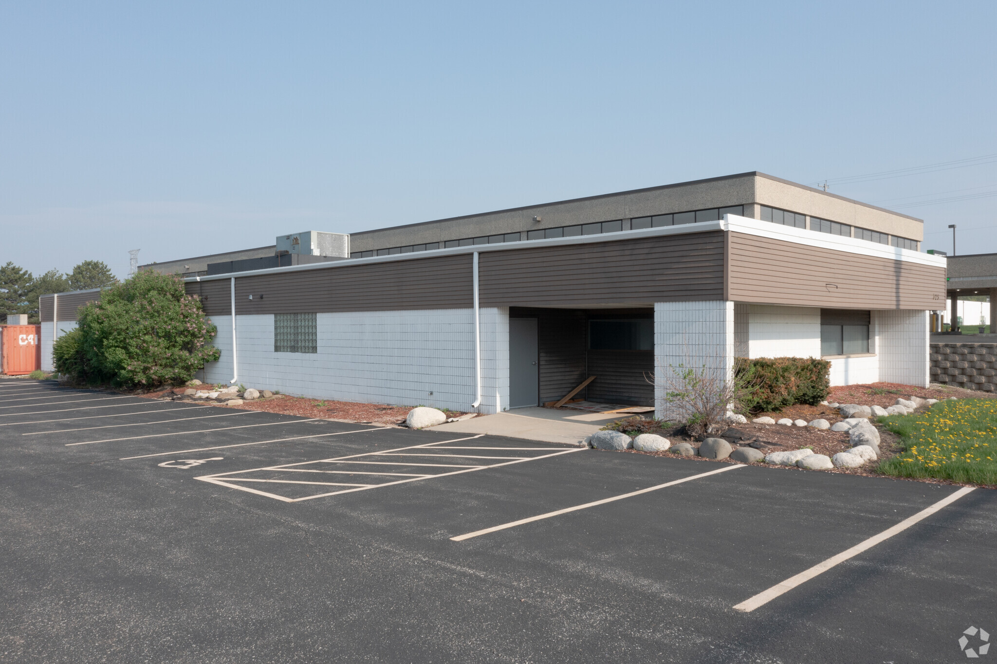 325 N Janacek Rd, Brookfield, WI for lease Building Photo- Image 1 of 10