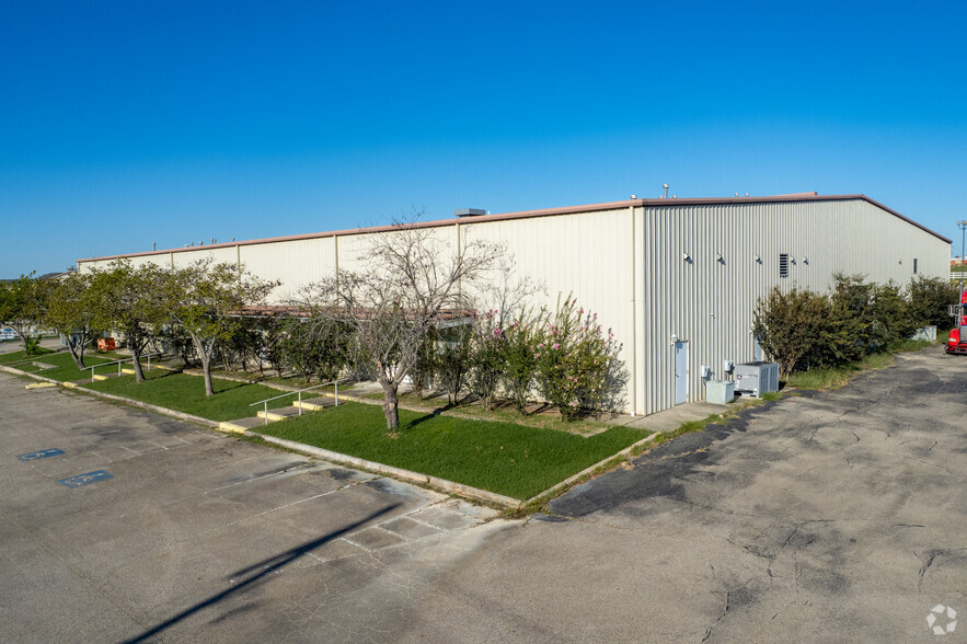 19785 Highway 105, Montgomery, TX for lease - Building Photo - Image 3 of 4