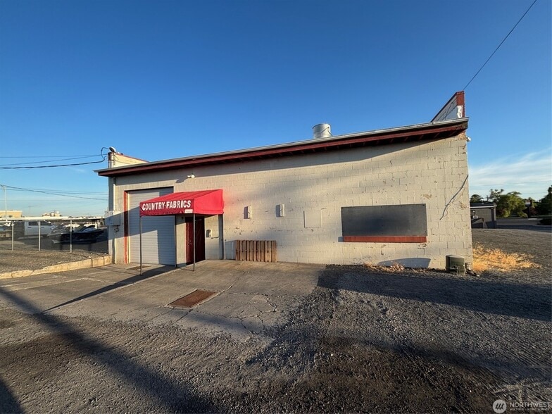 717 W Broadway Avenue Moses Lake portfolio of 2 properties for sale on LoopNet.com - Building Photo - Image 2 of 3
