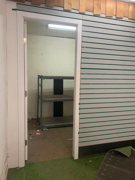 1485 Clyde Ave, West Vancouver, BC for lease - Building Photo - Image 2 of 12