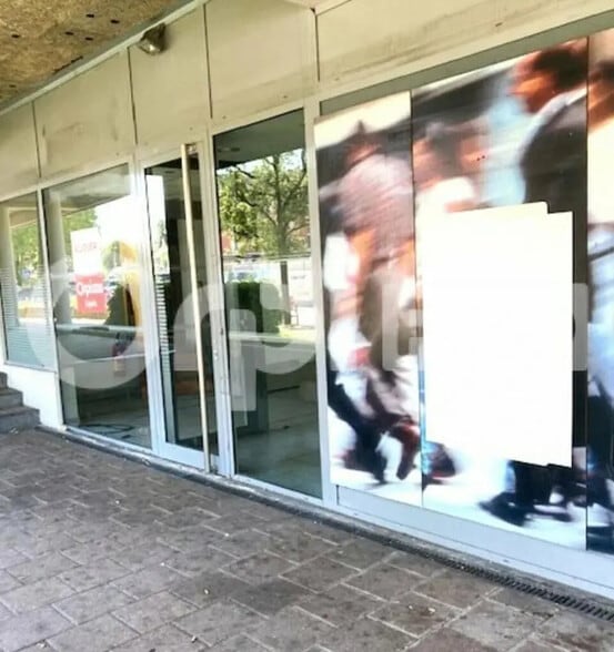 Retail in Saran for lease - Building Photo - Image 3 of 5