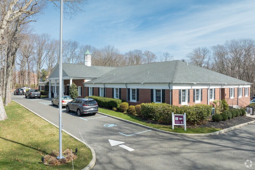 635 Belle Terre Rd, Port Jefferson, NY for sale - Primary Photo - Image 1 of 6