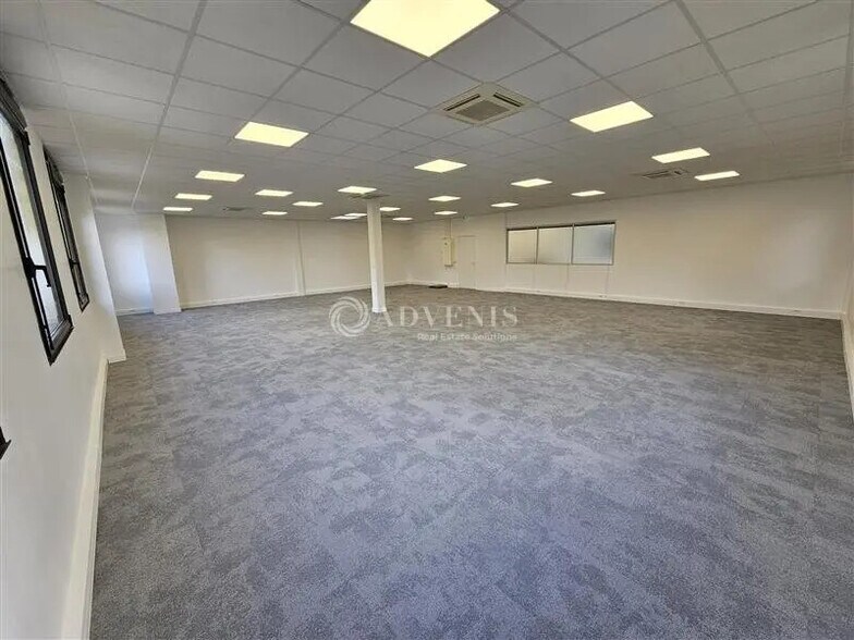 Office in Créteil for lease - Interior Photo - Image 2 of 5
