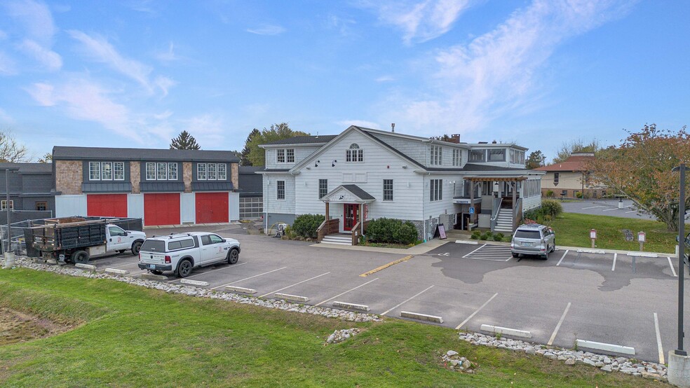 499 E Main Rd, Middletown, RI for sale - Building Photo - Image 1 of 1