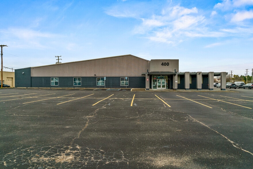 400 W Maple Rd, Troy, MI for lease - Building Photo - Image 1 of 43