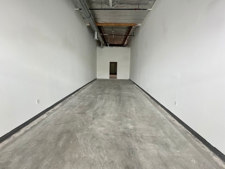 729 E 9th Pl, Los Angeles, CA for lease - Building Photo - Image 3 of 10