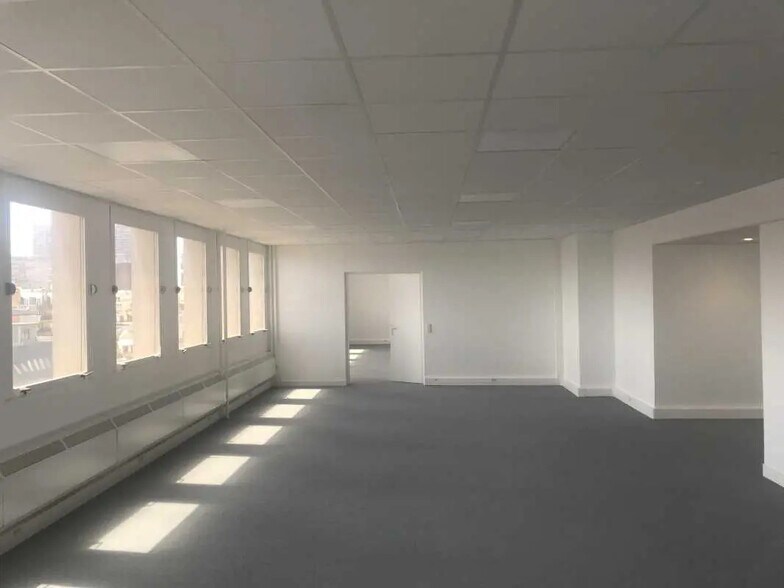 Flex in Paris for lease - Interior Photo - Image 3 of 5