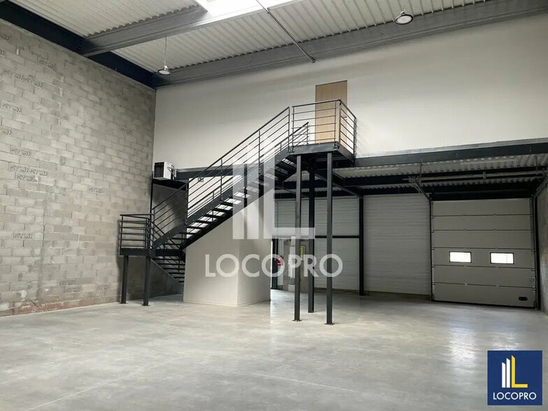 Flex in Brignoles for lease - Interior Photo - Image 2 of 25