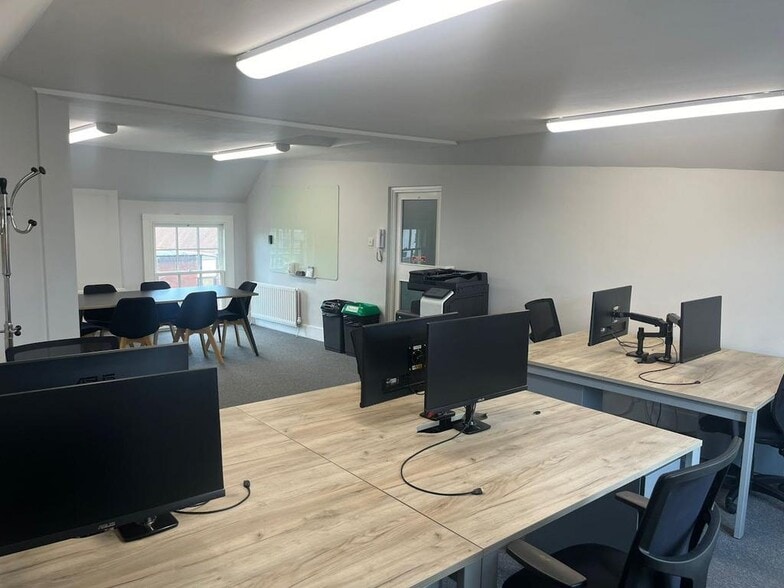 19-23 High St, Pinner for lease - Building Photo - Image 3 of 10