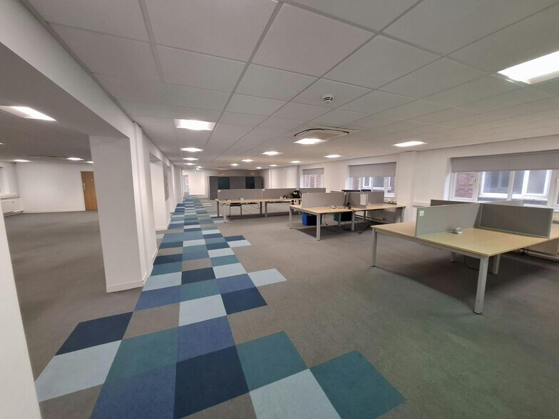 84A-92 London Rd, Manchester for lease - Building Photo - Image 3 of 5