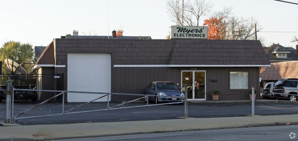 7202 Montgomery Rd, Cincinnati, OH for sale - Primary Photo - Image 1 of 2