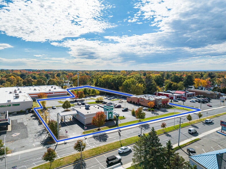 2.52ACRE Retail W/ 3 Corp Gnd Leases portfolio of 2 properties for sale on LoopNet.com - Building Photo - Image 1 of 5