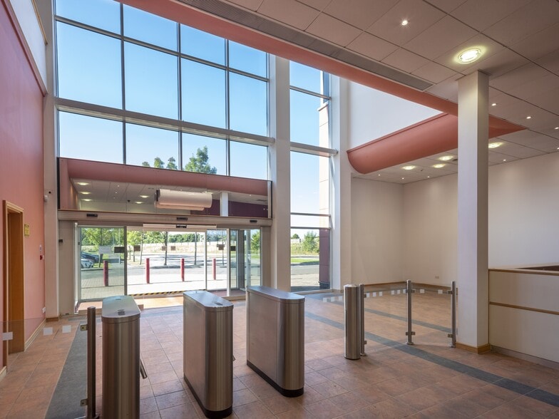 14 Woodhall, Holytown for lease - Interior Photo - Image 2 of 8