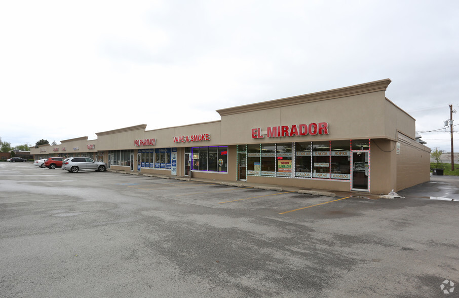 35-101 E Fullerton Ave, Addison, IL for lease - Primary Photo - Image 2 of 7