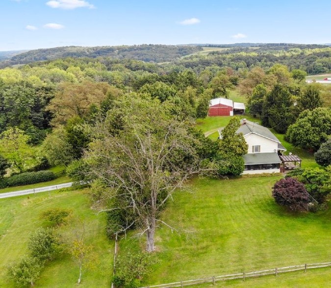 225 Sherwood Dr, New Galilee, PA 16141