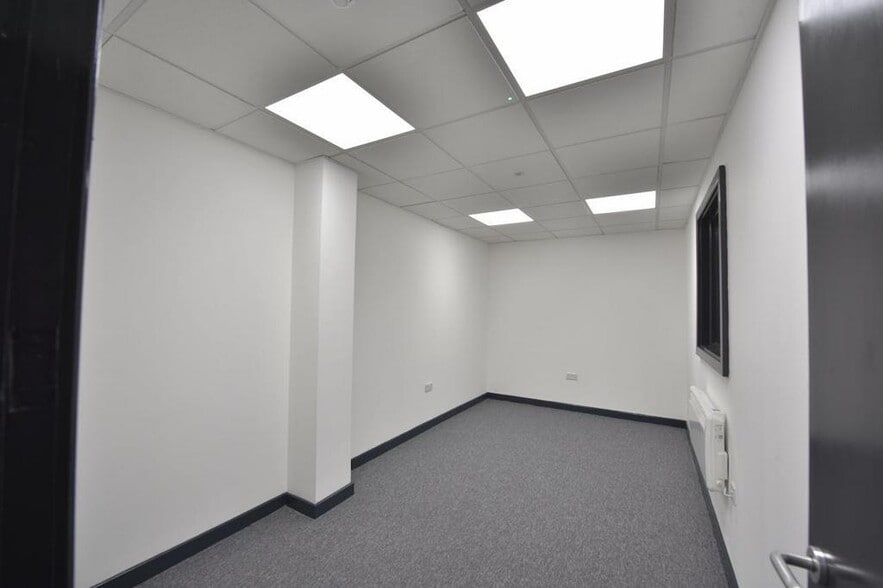 Oldham Rd, Manchester for lease - Building Photo - Image 3 of 17