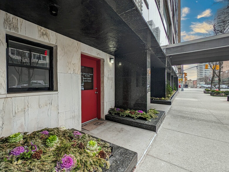 169 E 69th St, New York, NY for sale - Building Photo - Image 1 of 16