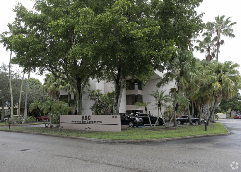 7880 N University Dr, Tamarac, FL for lease - Primary Photo - Image 1 of 67