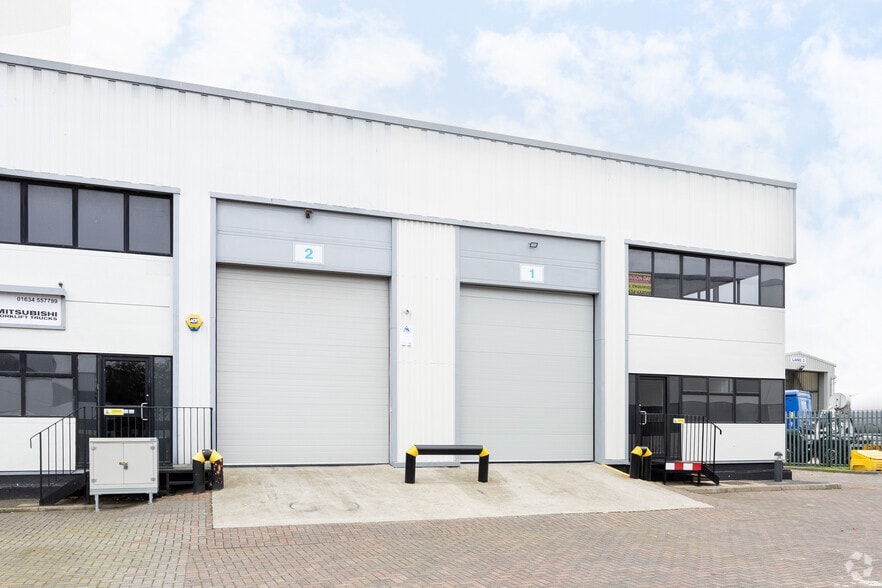 Neptune Clos, Rochester for lease - Building Photo - Image 2 of 4