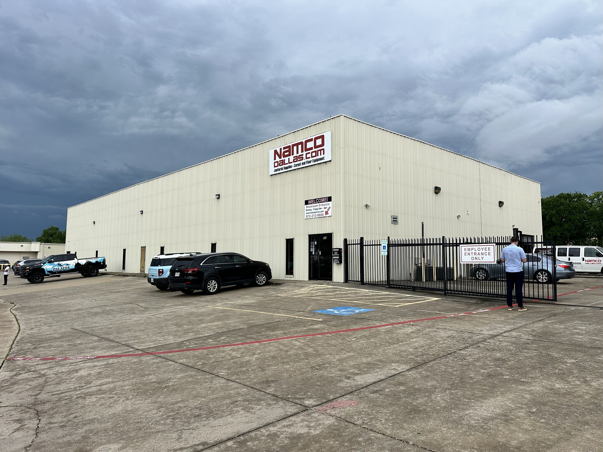 707-777 Robbie Dr, Irving, TX for lease Building Photo- Image 1 of 9