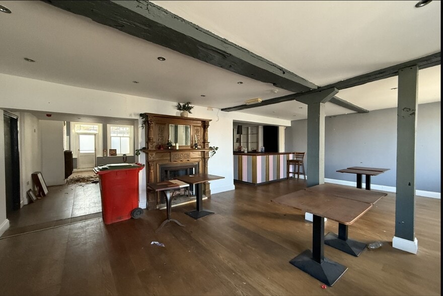 2 The Square, Storrington for lease - Interior Photo - Image 3 of 9