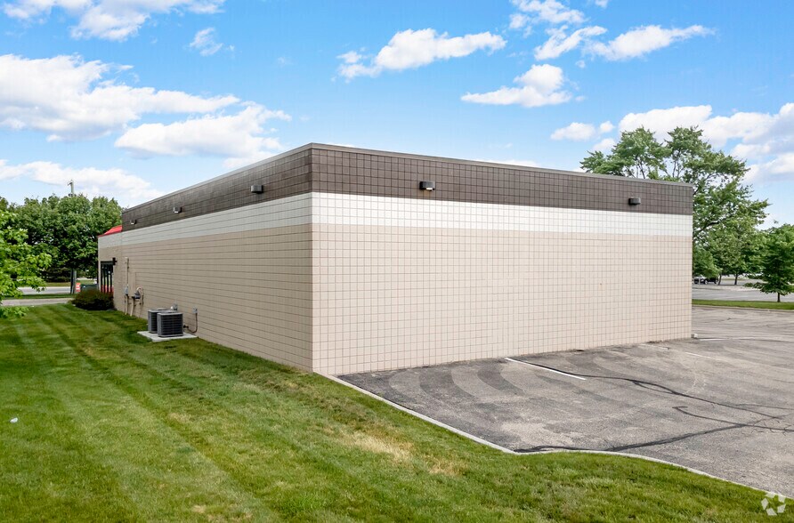 18276 Hall Rd, Clinton Township, MI for sale - Building Photo - Image 1 of 1