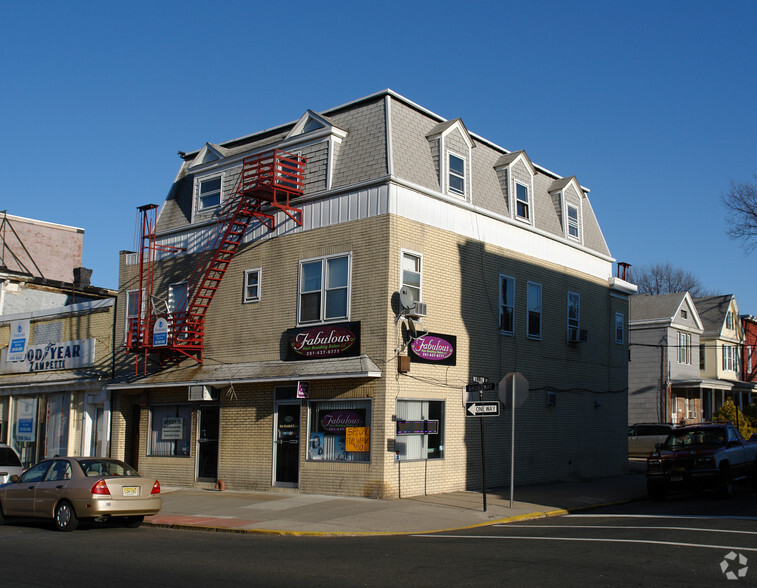 718-724 Broadway Portfolio portfolio of 3 properties for sale on LoopNet.com - Building Photo - Image 1 of 3