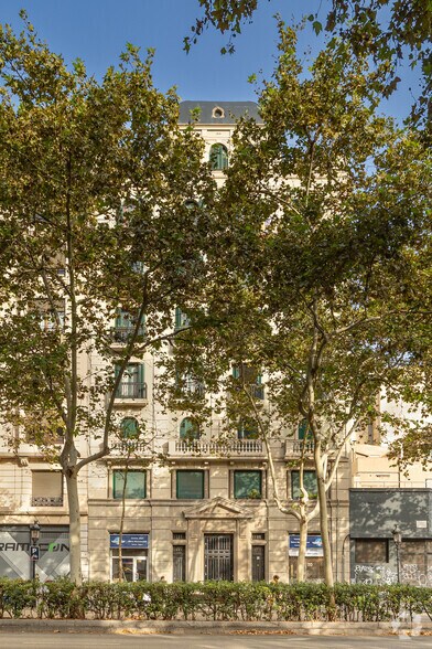 Retail in Barcelona, Barcelona for lease - Building Photo - Image 2 of 2