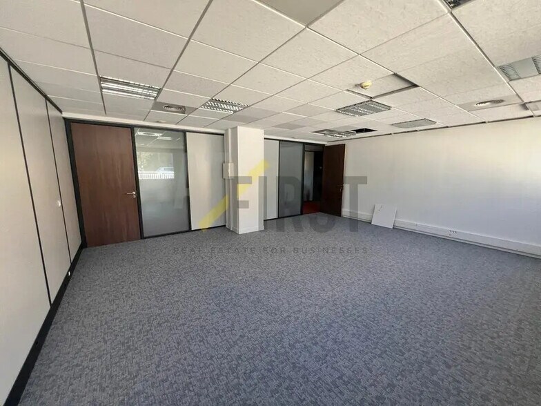 Office in Valbonne for lease - Interior Photo - Image 3 of 6