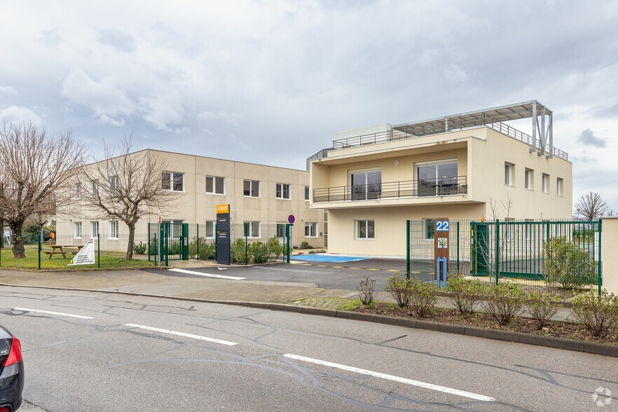 22 Rue Du 35Eme Regiment D'Aviation, Bron for sale - Primary Photo - Image 1 of 2